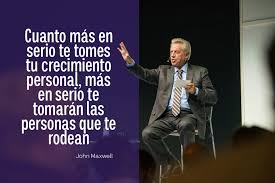 Foto de John Maxwell con la frase 'Cuanto más en serio te tomes tu crecimiento personal, más en serio te tomarán las personas que te rodean